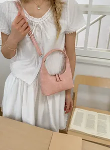 Details der rosa Lackleder-Hobo-Tasche mit verstellbarem Gurt und Doppel-Reißverschluss