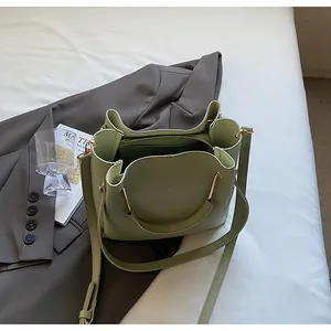 Vista interna della borsa a secchiello verde avocado con scomparto e tasca zip