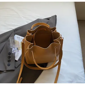Dettaglio dell'interno della borsa a secchiello giallo zenzero con scomparto e tasca zip