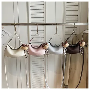 Lindy-Stil Lederhandtaschen in vier Farben mit Bärenanhängern und Metallverschlüssen