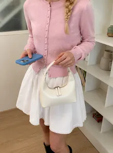 Weiße Hobo-Schultertasche mit Doppelreißverschluss zu rosa Strickjacke und weißem Rock
