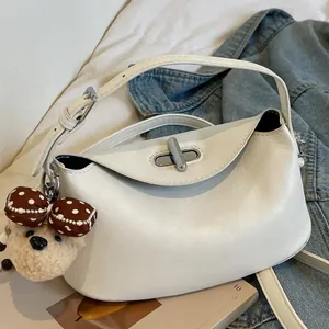 Koreanische Nische Stilvolle PU Leder Umhängetasche Für Damen Süße Halbkreis Schultertasche Mit Süßem Plüschbär Anhänger Alltag