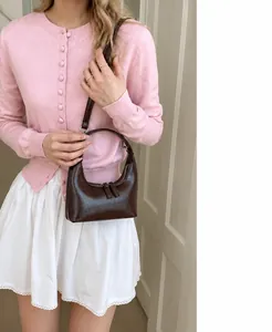 Detailansicht der dunkelbraunen Hobo-Tasche mit glänzender Lederstruktur und Metall-Reißverschluss