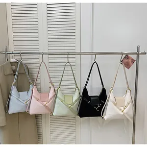 Detail van meerdere vintage oliewas lederen shopper tassen in pastelkleuren op hangers