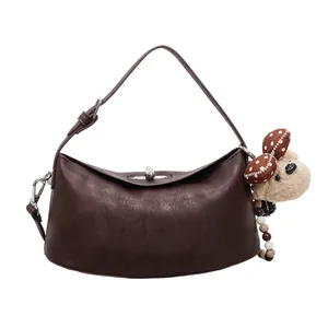 Retro dunkelbraune halbmondförmige Handtasche mit süßem Plüschbären-Anhänger für Damen