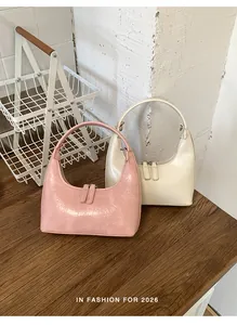Detailansicht der Hobo-Taschen in glänzender Lacklederoptik in Rosa und Cremeweiß