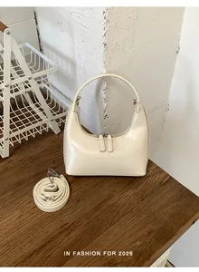 Detail der cremefarbenen Hobo-Tasche mit Doppelreißverschluss und verstellbarem Gurt