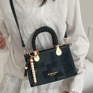 Sac bandoulière carré noir classique avec poignée tressée et détails dorés