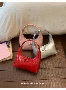 Drei Mini-Halbmondtaschen in Rosa, Silber und Rot mit doppeltem Reißverschluss-Detail