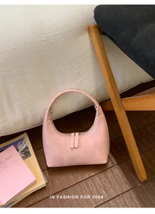 Detail der hellrosa Hobo-Tasche mit Knitteroptik und doppeltem Reißverschluss