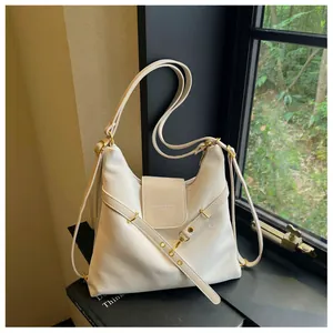 Detail van de crème waslederen hobo-tas met vintage gesp en fijne riemdetails