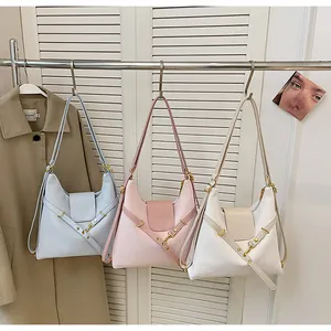 Drie hobo-tassen in pastelblauw, roze en beige met gouden oogjes op de schouderbanden