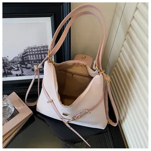 Detail van de roze olieglans leren tote bag met ritsvak binnenin en gouden hardware