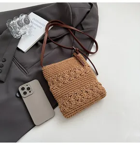 Détail du motif floral ajouré tissé main sur le sac bandoulière marron au crochet