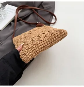 Gros plan détaillé du sac crochet kaki avec bandoulière en cuir marron foncé