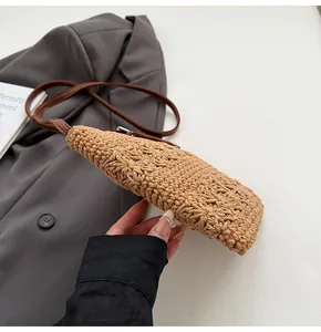 Gros plan sur la texture au crochet et la bandoulière en cuir de ce sac bandoulière tressé