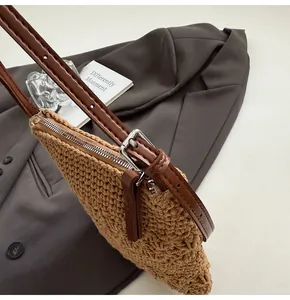 Détail du tissage du sac à bandoulière kaki avec boucle argentée et lanière en cuir