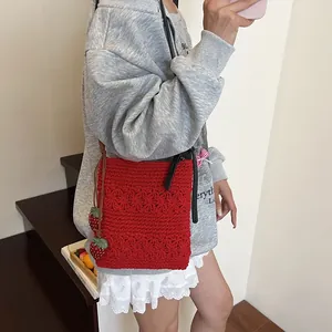 Sac bandoulière fraise rouge fait main au crochet avec fleurs et jolis bijoux