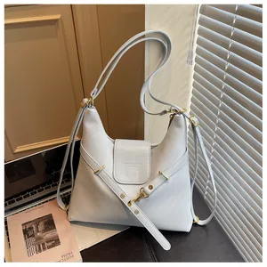 Detail van lichtblauwe leren tote bag met verstelbare schouderriem en metalen gesp