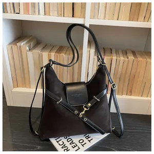 Detail van vintage oliewas lederen draagtas met gouden hardware en magnetische flap