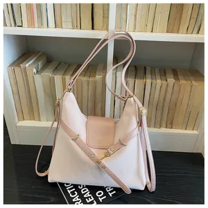Roze patchwork lederen crossbody tas op een boekenplank voor een lifestyle detailweergave