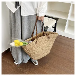 Detailaufnahme einer gewebten Tragetasche mit Tulpen und braunen Ledergriffen im schicken Stil