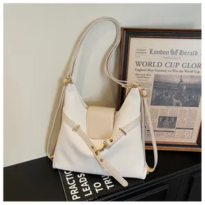 Detailopname van witte oliewas lederen tas met gouden hardware en reliëfdetails