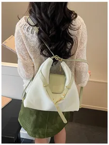 Achteraanzicht model met een retro lichtgroene tas van gewaxte lederen rugzak