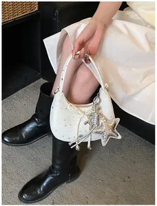 Stijlvolle witte hobo tas met strikknoop en sterrenpatroon in lifestyle opname
