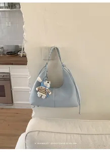 Sac hobo bleu clair minimaliste avec poignée tressée et charmant pendentif ours en tricot