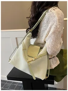 Avocadogroene leren shopper gedragen door model met schouderband en gouden details
