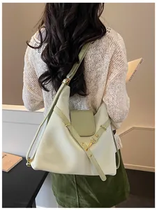 Achteraanzicht van een saliegroene kunstleren shopper gedragen door een model binnen