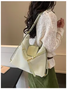 Detail van mintgroene gewaxte leren tas met vintage textuur en gouden metalen gesp
