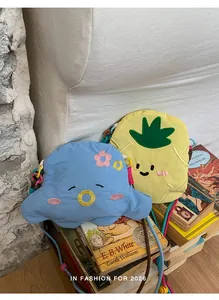 Λεπτομέρεια από μίνι τσάντες σύννεφο και ανανά με πολύχρωμα πλεκτά λουράκια ώμου