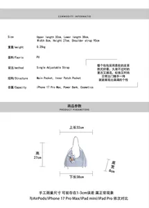 Vue détaillée du sac hobo bleu clair avec dimensions et bandoulière tissée assortie