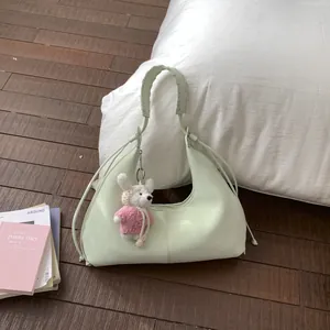 Sac Hobo Rétro Minimaliste Pour Femmes Poignée Tressée Cuir PU Plissé Sac À Bandoulière Sac Sous Le Bras Avec Pendentif En Peluche