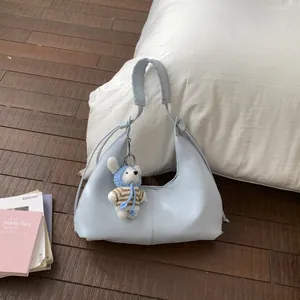 Sac Hobo bleu clair en cuir brillant avec poignée tressée et breloque ours mignon