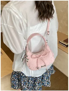 Roze crossbodytas met zilveren sterrenprint en een metalen ballonhond-hanger als detail