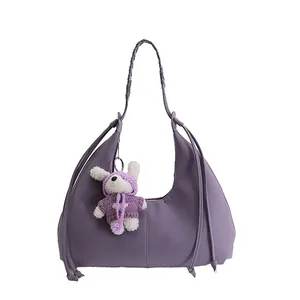 Sac hobo violet en similicuir avec bandoulière tressée, franges et breloque lapin