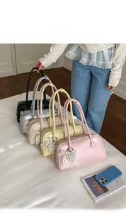 Série de sacs Boston colorés avec nœuds en dentelle et pendentifs cœur perle