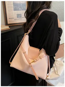 Detail van de lichtroze oversized hobo-tas van oliewasleder met gouden metalen ring