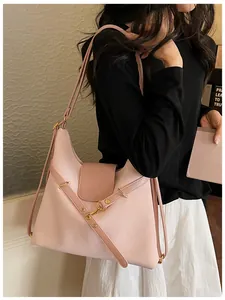 Detailopname van roze vintage tas van geolied leer met elegante gouden hardware-accenten