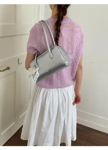 Sac Boston argenté avec détails de perles élégantes et breloques en dentelle