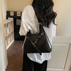 Grote retro shopper van bruin suède met zwarte lederen riemen voor dagelijks gebruik