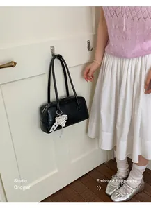 Sac sous le bras en cuir noir avec pendentif en dentelle perlée sur crochet blanc