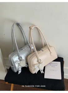Détails des sacs baguette en cuir plissé argent et beige avec breloques cœur en perle