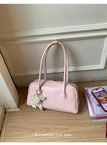 Sac à bandoulière rose en cuir avec breloque cœur perlé et nœud en dentelle élégant