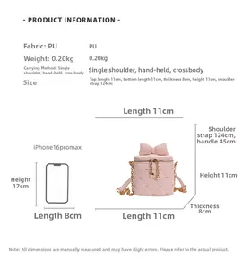 Mini sac matelassé rose avec breloque cœur et nœud montrant l'échelle des dimensions