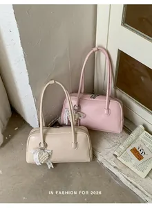 Détail du sac Boston en cuir avec pendentif cœur en perles et fermeture éclair fine