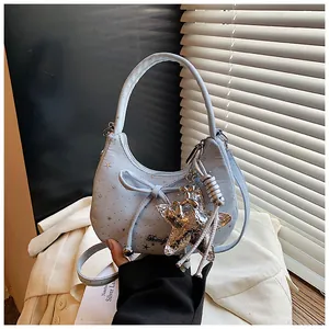 Detailweergave van lichtblauwe denim hobo tas met gouden sterren en zilveren sterhanger